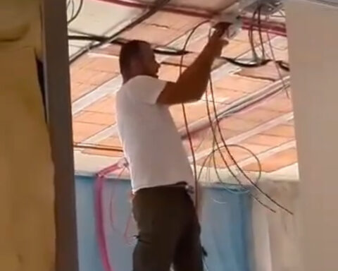 Il primo cittadino ha registrato un video nel cantiere della scuola Fornaci Cona, pubblicandolo poi sui propri canali social: per la consigliera le immagini mostrano violazioni in termini di sicurezza