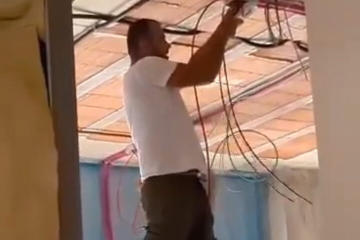 Il primo cittadino ha registrato un video nel cantiere della scuola Fornaci Cona, pubblicandolo poi sui propri canali social: per la consigliera le immagini mostrano violazioni in termini di sicurezza