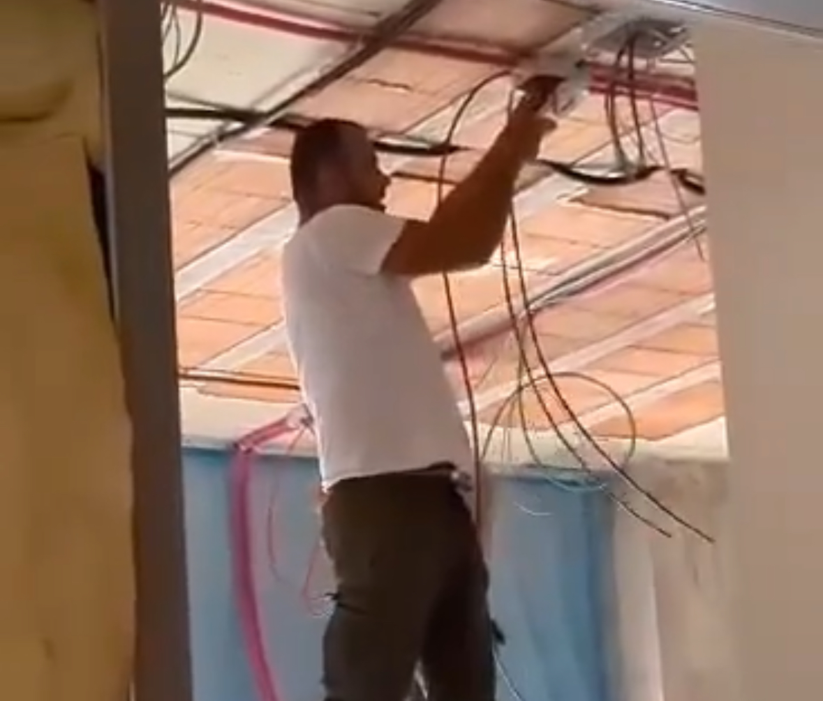 Il primo cittadino ha registrato un video nel cantiere della scuola Fornaci Cona, pubblicandolo poi sui propri canali social: per la consigliera le immagini mostrano violazioni in termini di sicurezza