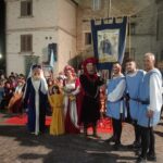 La performance artistica de “I Mercenari d’Oriente” e l’incendio della torre hanno reso la serata emozionante e spettacolare. Protagonista l’attrice Matilde Brandi nel ruolo della Gran Dama