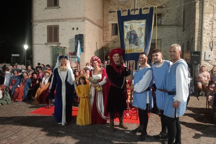 La performance artistica de “I Mercenari d’Oriente” e l’incendio della torre hanno reso la serata emozionante e spettacolare. Protagonista l’attrice Matilde Brandi nel ruolo della Gran Dama