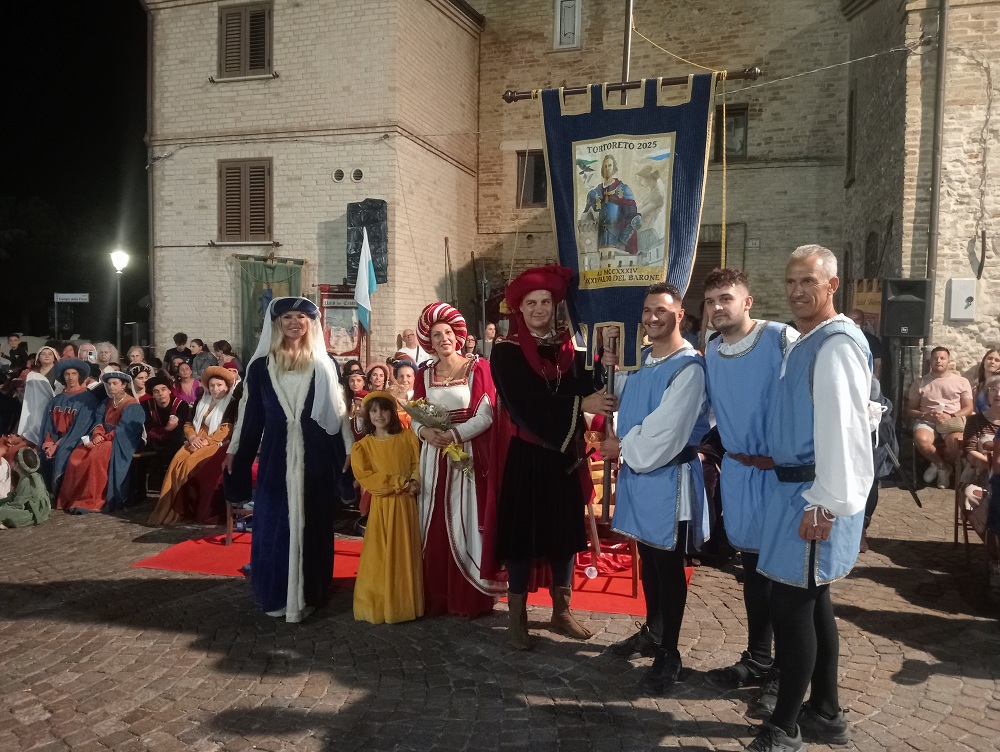 La performance artistica de “I Mercenari d’Oriente” e l’incendio della torre hanno reso la serata emozionante e spettacolare. Protagonista l’attrice Matilde Brandi nel ruolo della Gran Dama