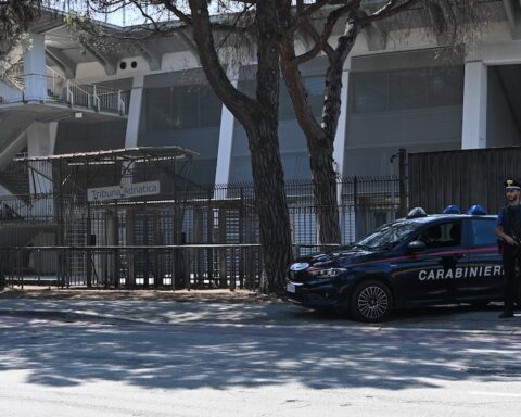 Pescara, allo stadio con un fumogeno durante la finale dei Play Off: è DASPO per un tifoso biancazzurro