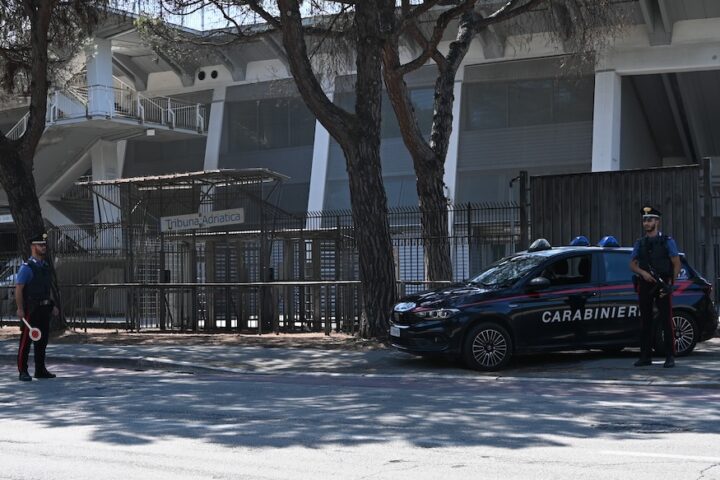 Pescara, allo stadio con un fumogeno durante la finale dei Play Off: è DASPO per un tifoso biancazzurro