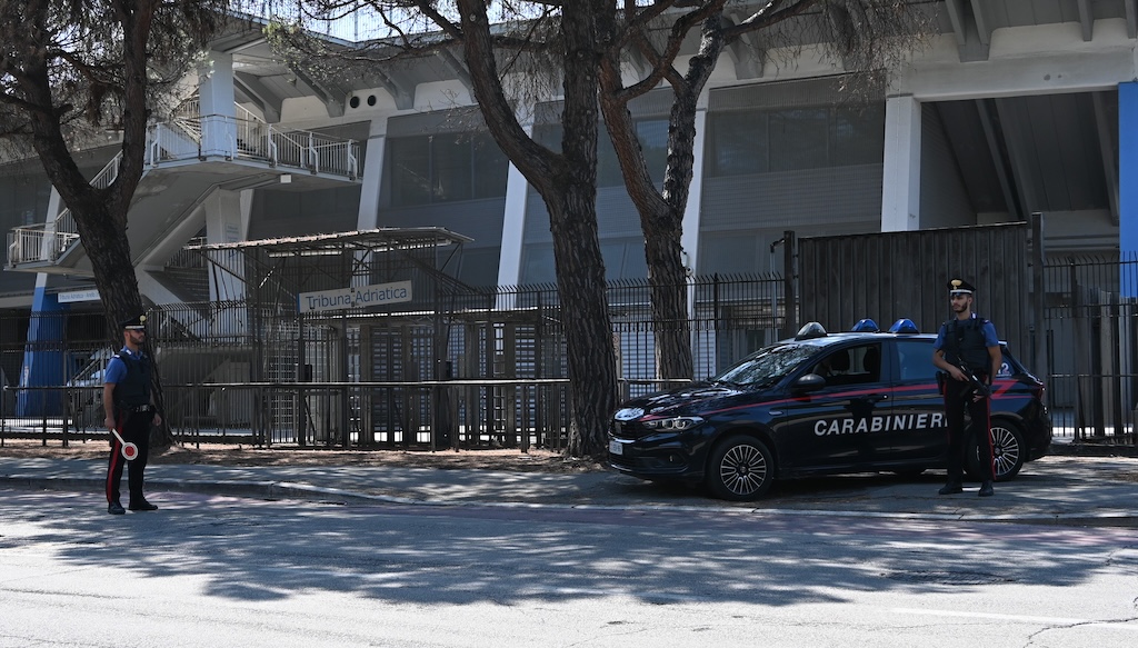 Pescara, allo stadio con un fumogeno durante la finale dei Play Off: è DASPO per un tifoso biancazzurro