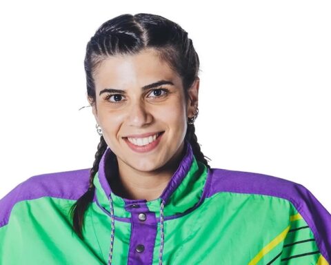 una ragazza con le trecce che indossa un giubbotto viola e verde