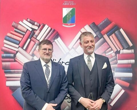 L’Assessore regionale Roberto Santangelo insieme al Ministro Giuli. Il Governo ha raddoppiato i fondi per le biblioteche e l'editoria