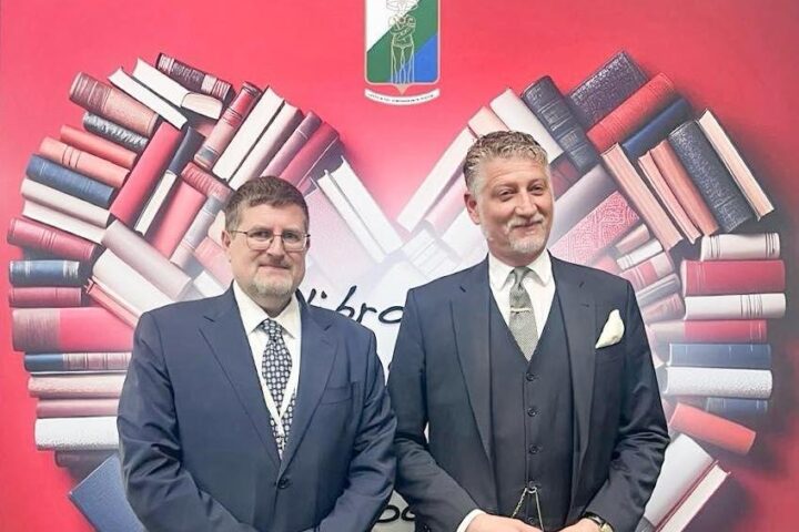 L’Assessore regionale Roberto Santangelo insieme al Ministro Giuli. Il Governo ha raddoppiato i fondi per le biblioteche e l'editoria
