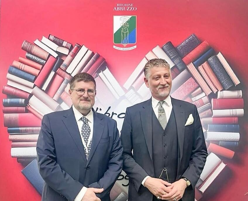L’Assessore regionale Roberto Santangelo insieme al Ministro Giuli. Il Governo ha raddoppiato i fondi per le biblioteche e l'editoria