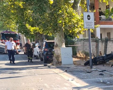 incidente su via della tiburtina. persone, agenti di polizia, due veicoli cappottati