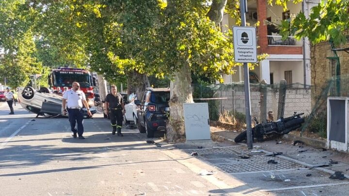 incidente su via della tiburtina. persone, agenti di polizia, due veicoli cappottati