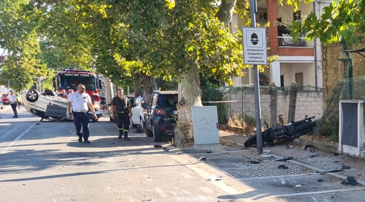 incidente su via della tiburtina. persone, agenti di polizia, due veicoli cappottati
