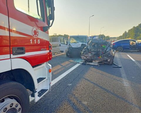 Autostrada chiusa per due ore nel tardo pomeriggio: un uomo estratto dalle lamiere e trasportato in elisoccorso, altri feriti in ospedale