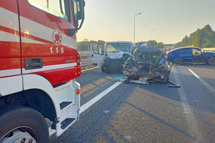 Autostrada chiusa per due ore nel tardo pomeriggio: un uomo estratto dalle lamiere e trasportato in elisoccorso, altri feriti in ospedale