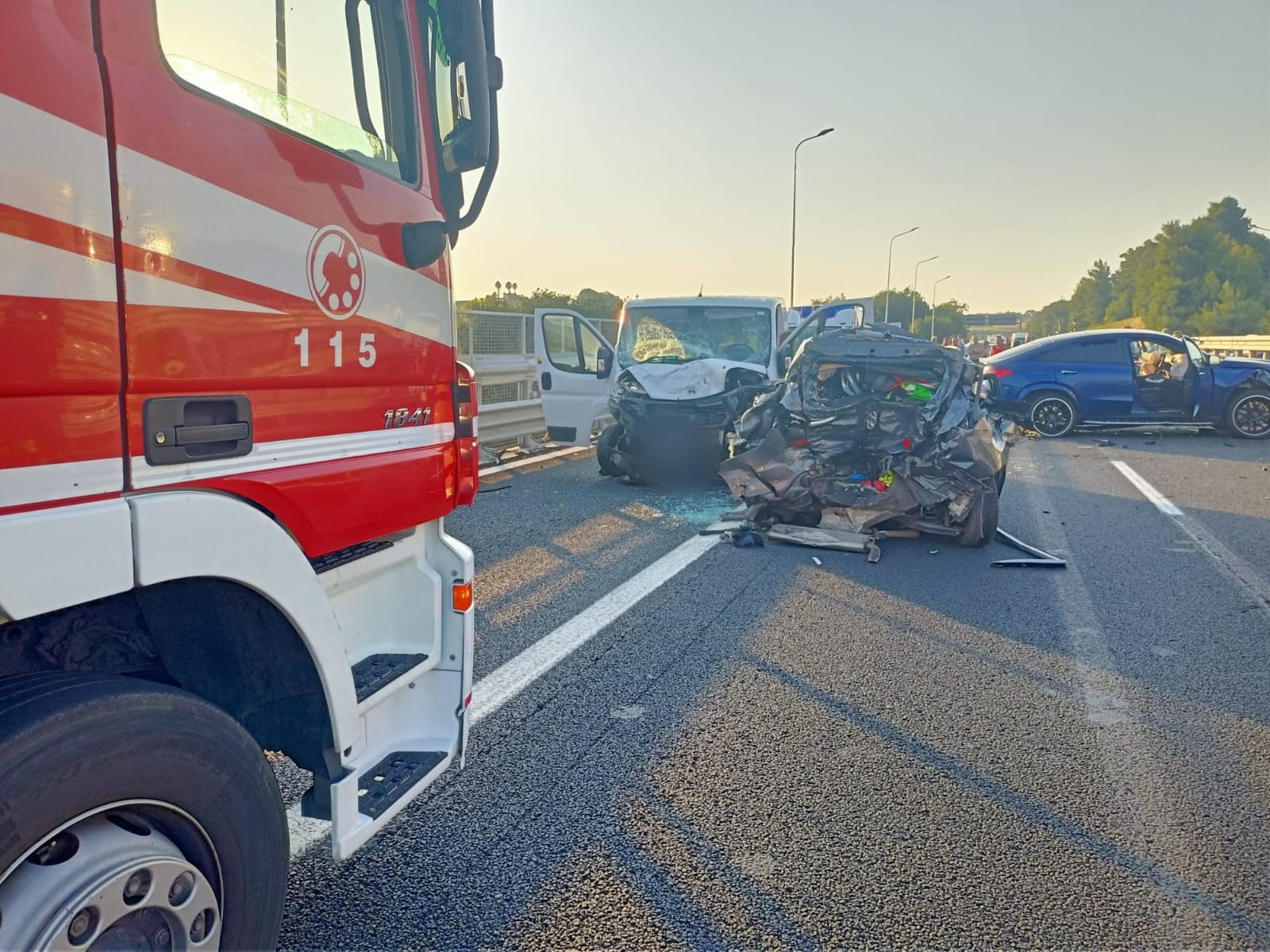 Autostrada chiusa per due ore nel tardo pomeriggio: un uomo estratto dalle lamiere e trasportato in elisoccorso, altri feriti in ospedale