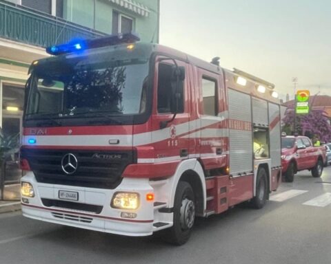 Una coppia e i tre figli sono usciti illesi. Nella casa c'era un impianto alimentato tramite un tubo in gomma collegato all'impianto di gas metano