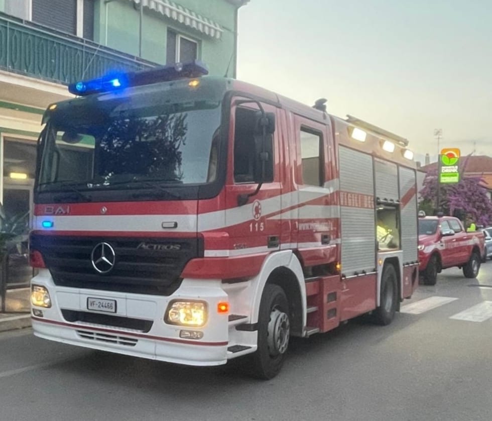 Una coppia e i tre figli sono usciti illesi. Nella casa c'era un impianto alimentato tramite un tubo in gomma collegato all'impianto di gas metano