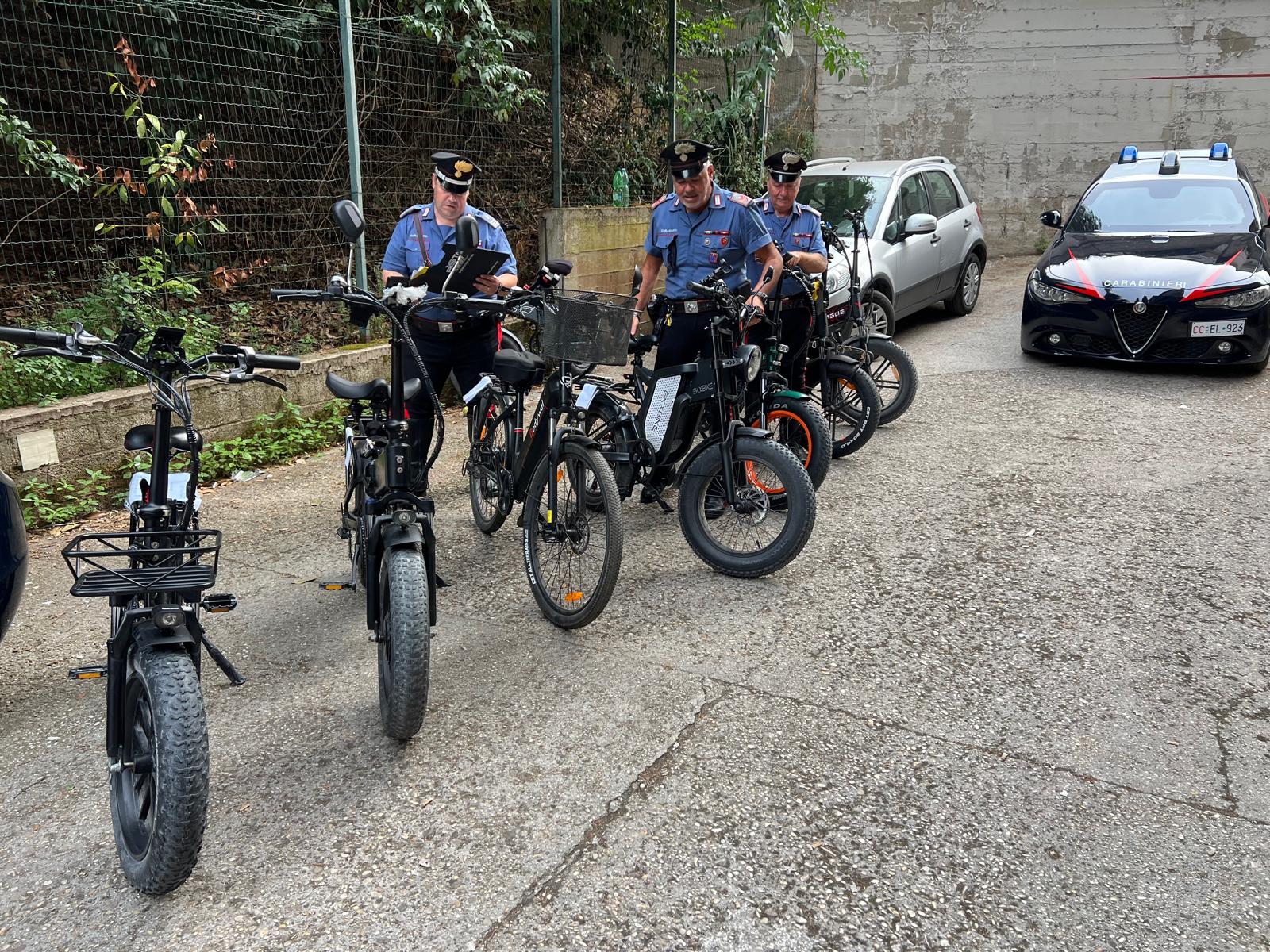 I carabinieri hanno provveduto alla confisca dei mezzi. Sono state elevate anche multe per un totale di oltre 31mila euro