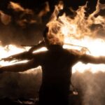uomo con fuoco di notte