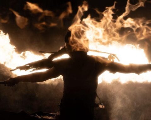 uomo con fuoco di notte
