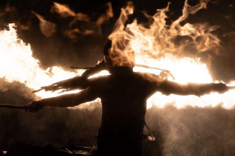 uomo con fuoco di notte