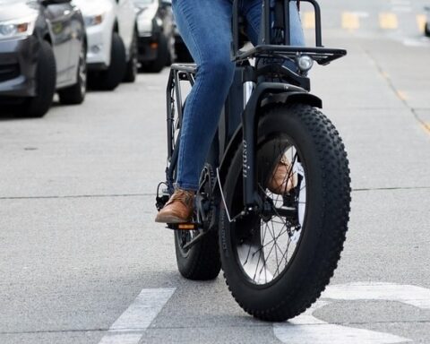 bicicletta elettrica per strada