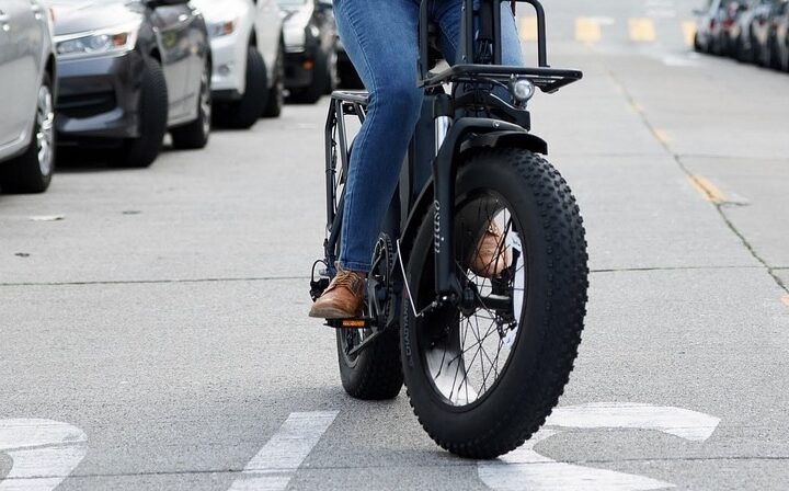 bicicletta elettrica per strada