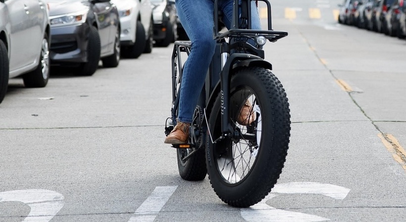 bicicletta elettrica per strada