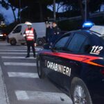 carabinieri di notte sulla strada con auto d'ordinanza