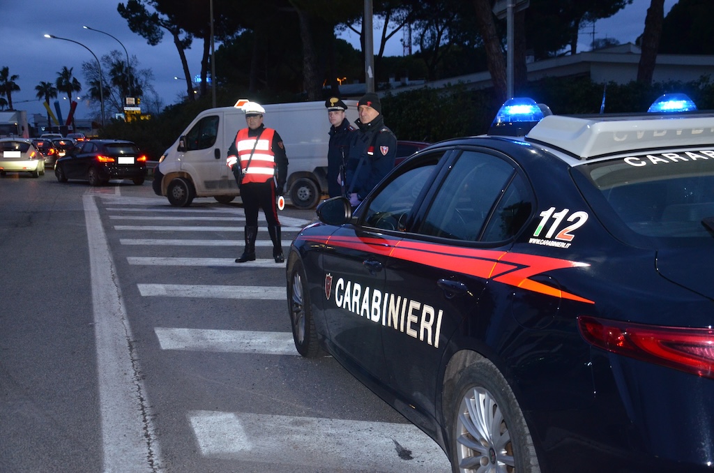 carabinieri di notte sulla strada con auto d'ordinanza