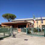 carcere di Pescara. cancelli ed edificio con bandiere