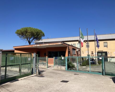 carcere di Pescara. cancelli ed edificio con bandiere