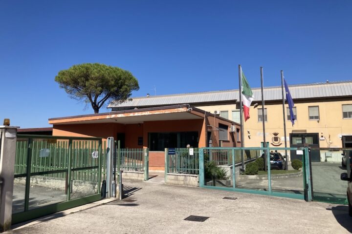 carcere di Pescara. cancelli ed edificio con bandiere
