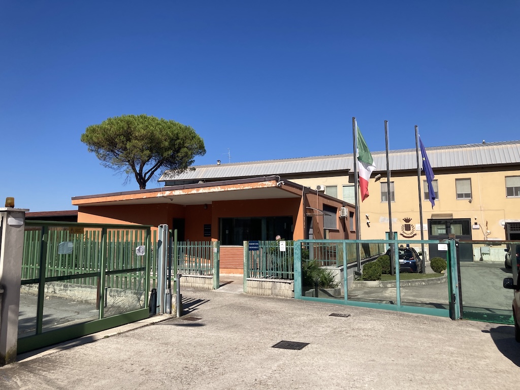 carcere di Pescara. cancelli ed edificio con bandiere