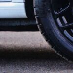 una parte di ruota di una macchina e una parte di cerchione