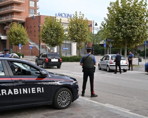 i carabinieri fanno controlli davanti la stazione di porta nuova a pescara. ci sono tre carabinieri e tre auto sulla strada