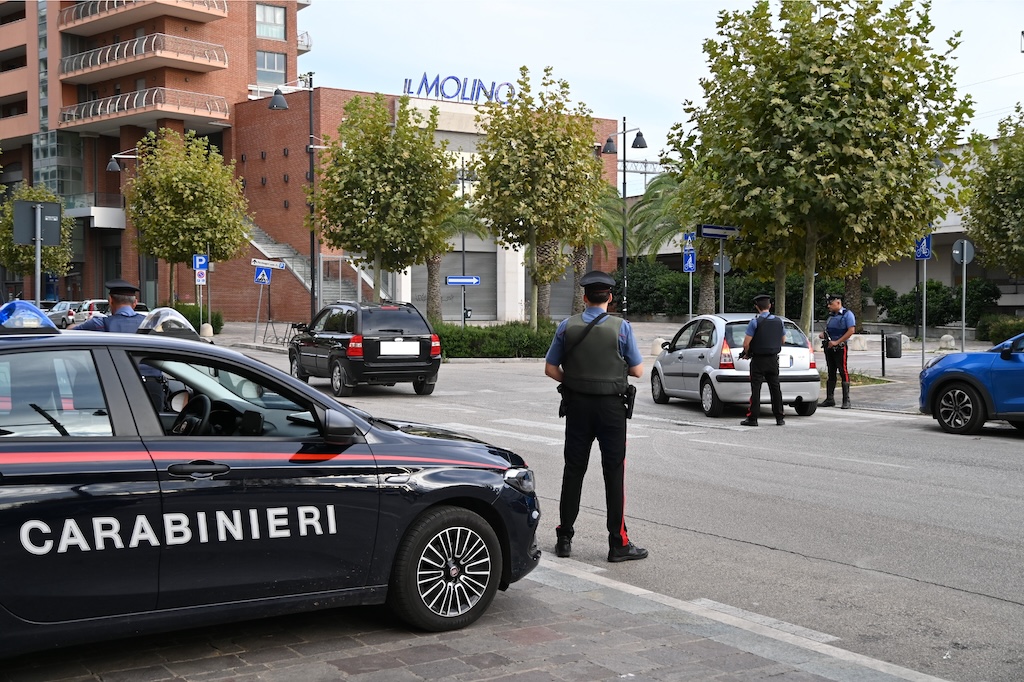 i carabinieri fanno controlli davanti la stazione di porta nuova a pescara. ci sono tre carabinieri e tre auto sulla strada