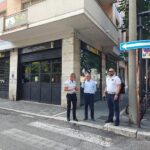 il sindaco masci e due agenti della polizia locale a passeggio per le vie del centro di pescara per verificare il degrado urbano. si vedono saracinesche e negozi, strisce pedonali e un cartello stradale