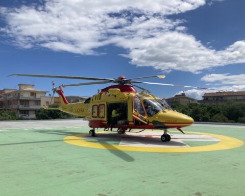 elicottero di soccorso nella piazzola dell'ospedale di pescara con medici a bordo