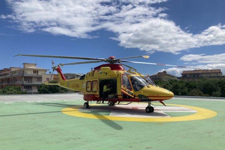 elicottero di soccorso nella piazzola dell'ospedale di pescara con medici a bordo