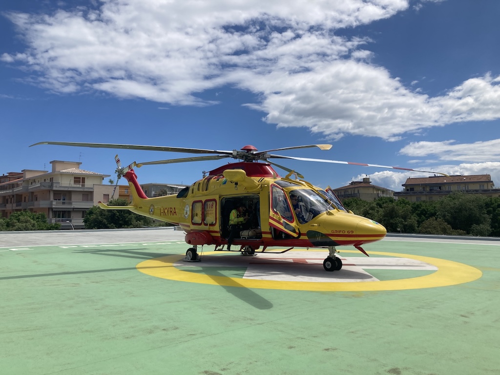 elicottero di soccorso nella piazzola dell'ospedale di pescara con medici a bordo
