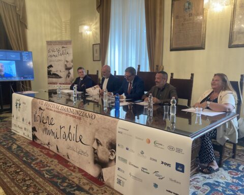 festival dannunziano persone attorno al tavolo