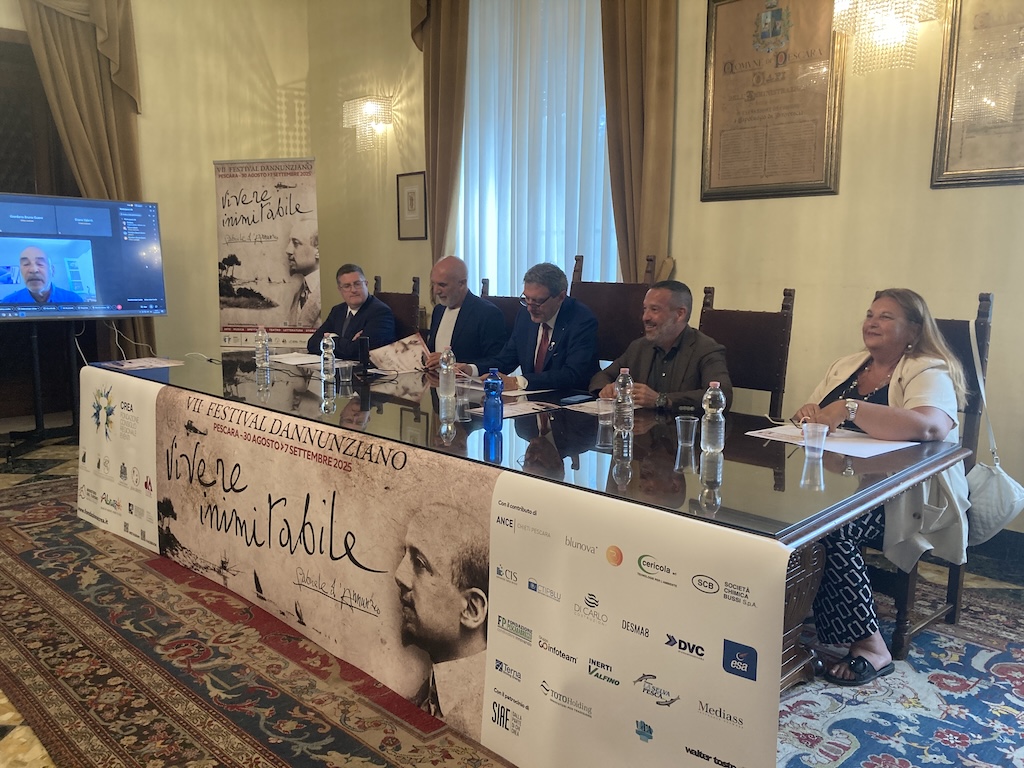 festival dannunziano persone attorno al tavolo