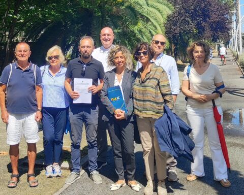 componenti del movimento cinque stelle sulla strada parco (filovia) a pescara di giorno