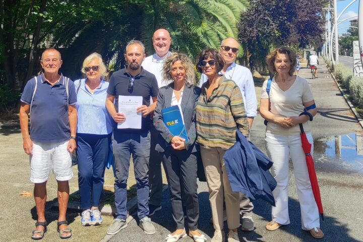 componenti del movimento cinque stelle sulla strada parco (filovia) a pescara di giorno