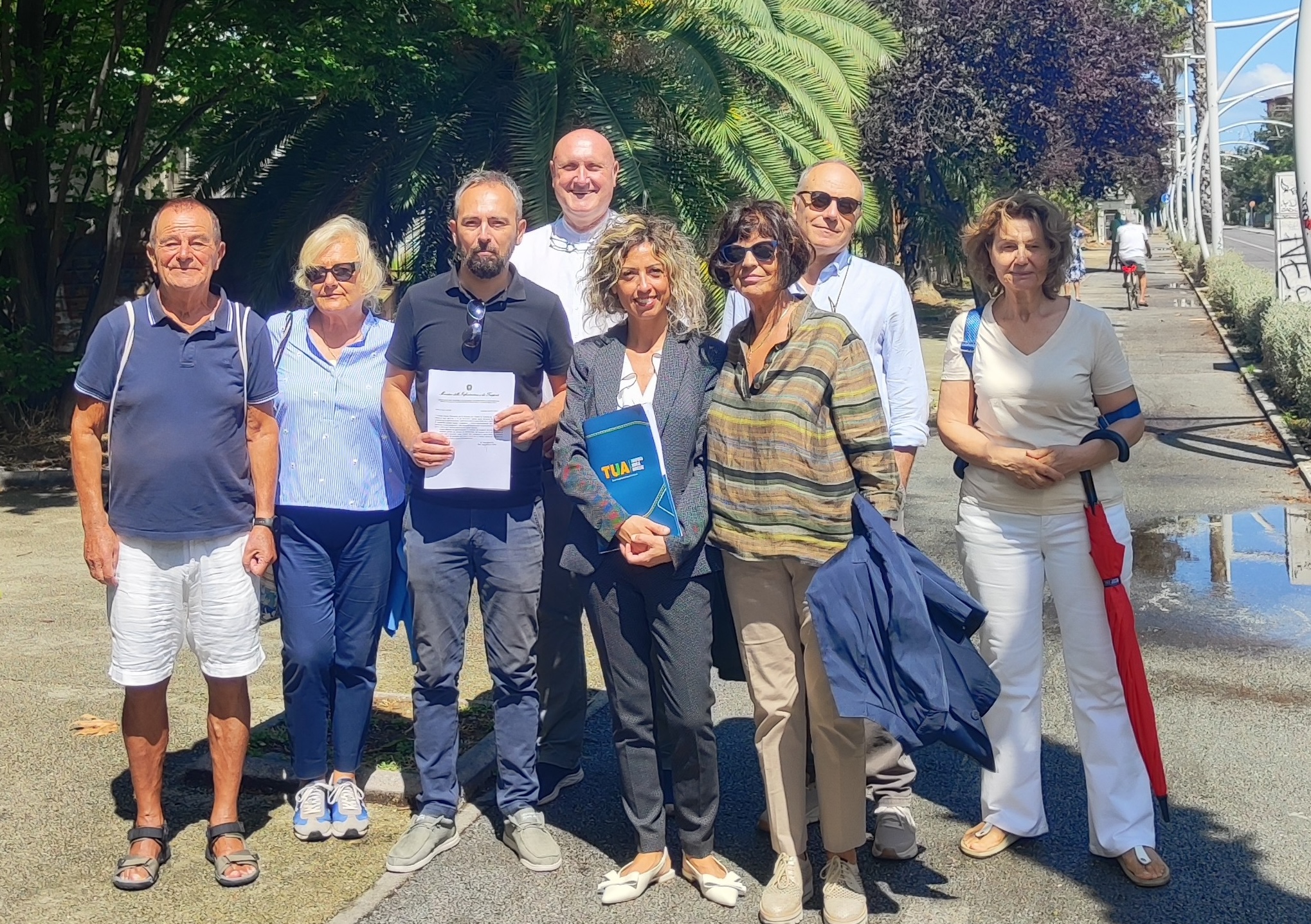 componenti del movimento cinque stelle sulla strada parco (filovia) a pescara di giorno