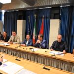 un gruppo di uomini riuniti ad un tavolo parlano del dragaggio del porto di Pescara