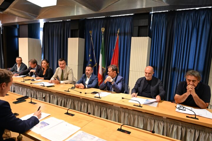 un gruppo di uomini riuniti ad un tavolo parlano del dragaggio del porto di Pescara