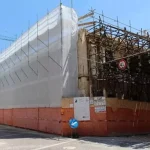 Un cantiere edile all’Aquila, simbolo della ricostruzione post-sisma che continua a sostenere il settore in controtendenza rispetto al calo registrato nelle altre province abruzzesi