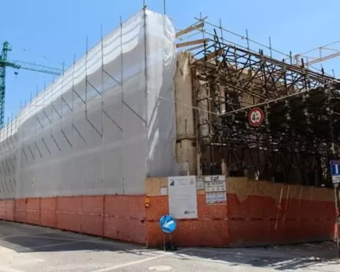 Un cantiere edile all’Aquila, simbolo della ricostruzione post-sisma che continua a sostenere il settore in controtendenza rispetto al calo registrato nelle altre province abruzzesi